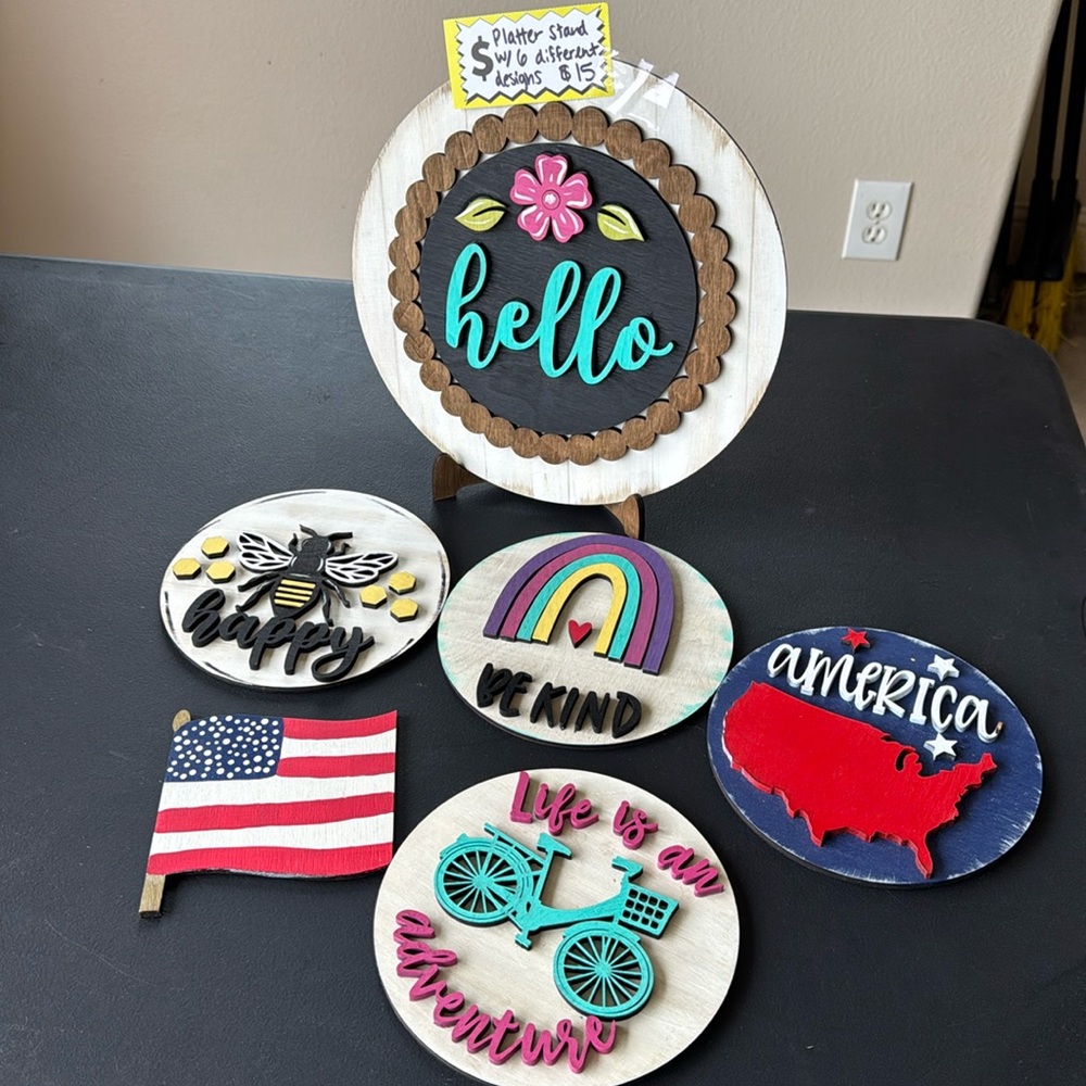 Decorative platter with stand and 6 interchangeable decor pieces
